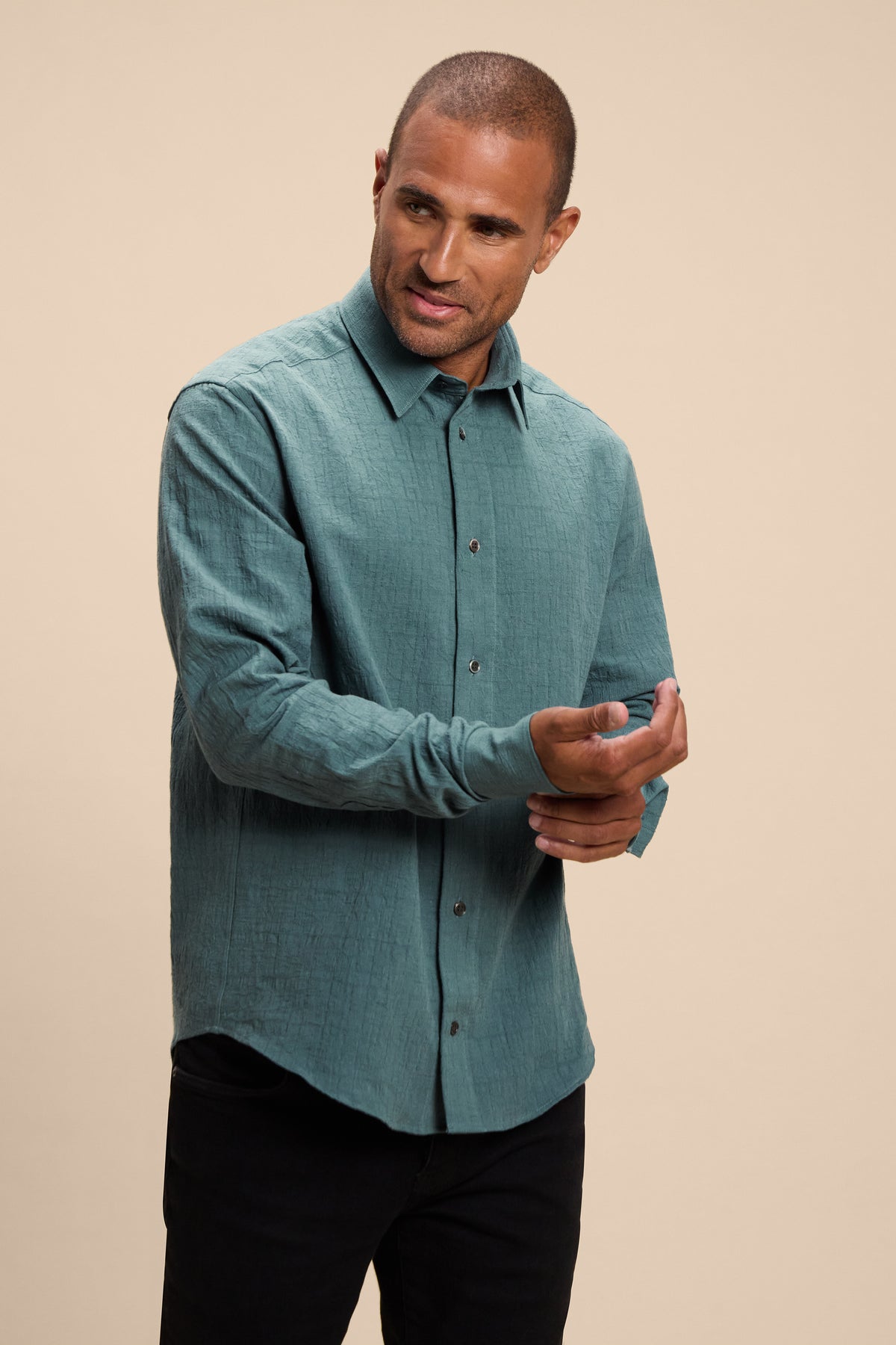 Kasumi Grid Cypress shirt, in motion