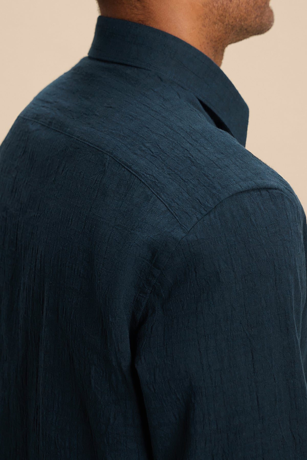 Kasumi Grid Indigo shirt, back collar detail