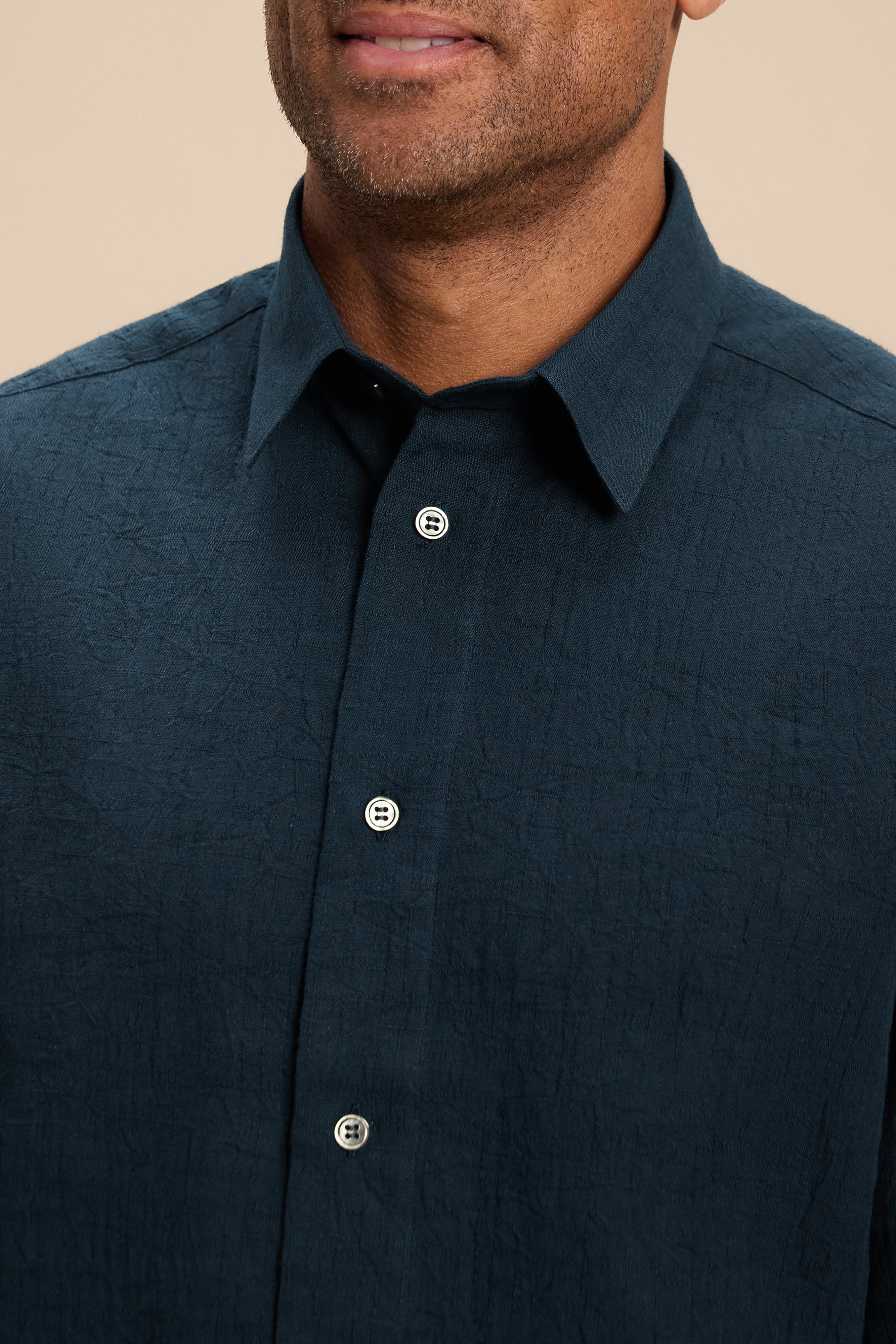 Kasumi Grid Indigo shirt, collar detail