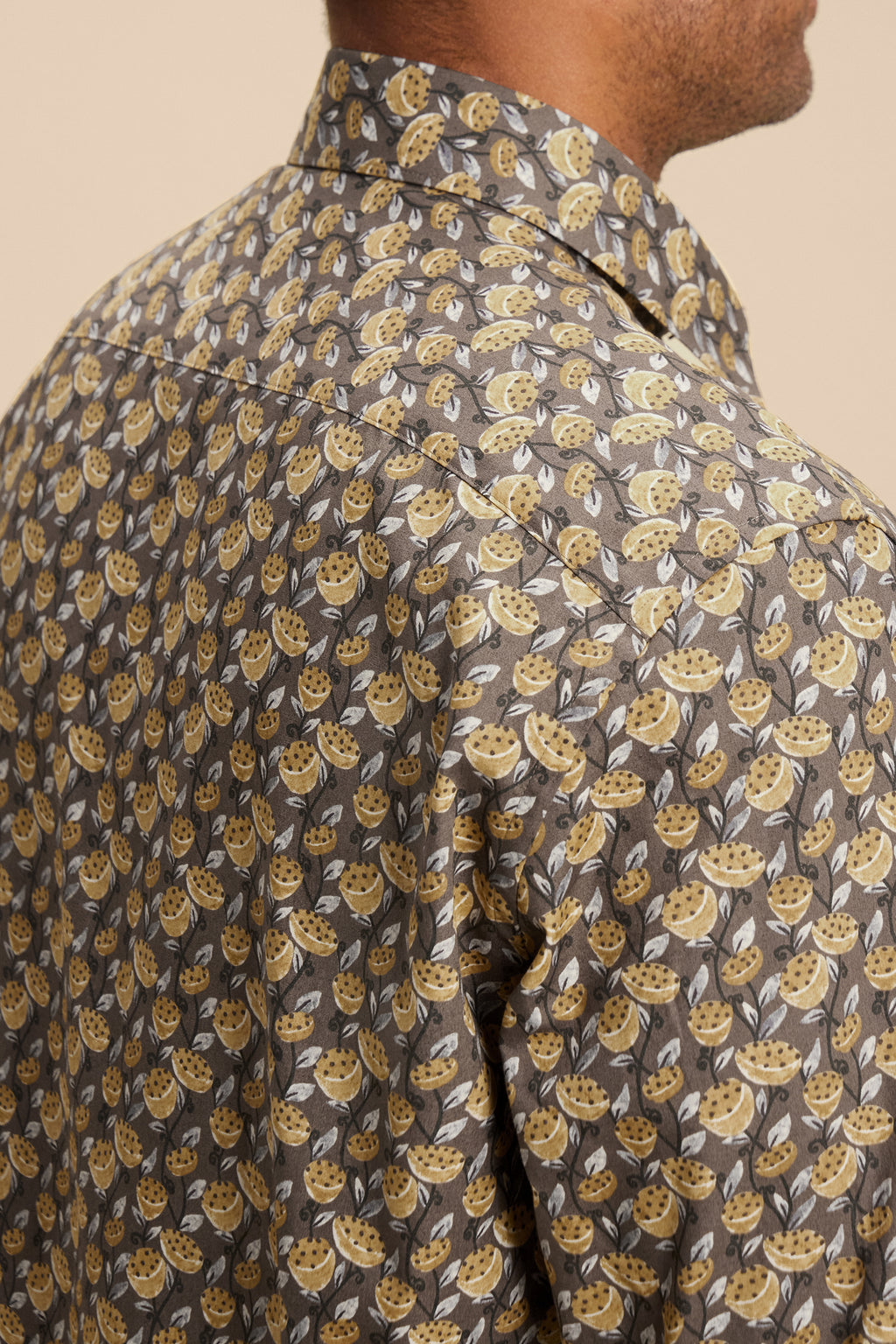 Lotus shirt, back collar detail